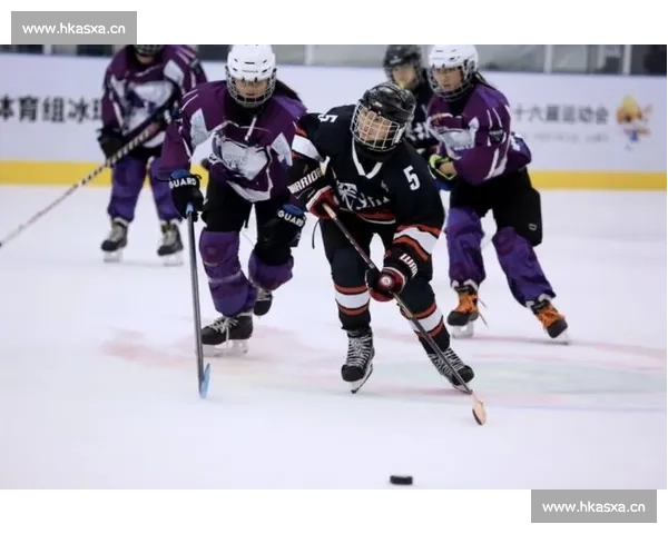 冰球赛场激战瞬间展现速度力量与团队协作魅力精彩画面全景呈现秀